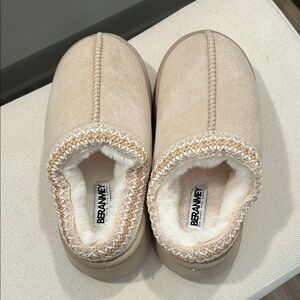 Women's Tan Slippers